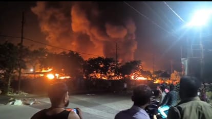 Kanpur Fire More than 50 huts caught fire area rocked by explosions accident happened due to spark