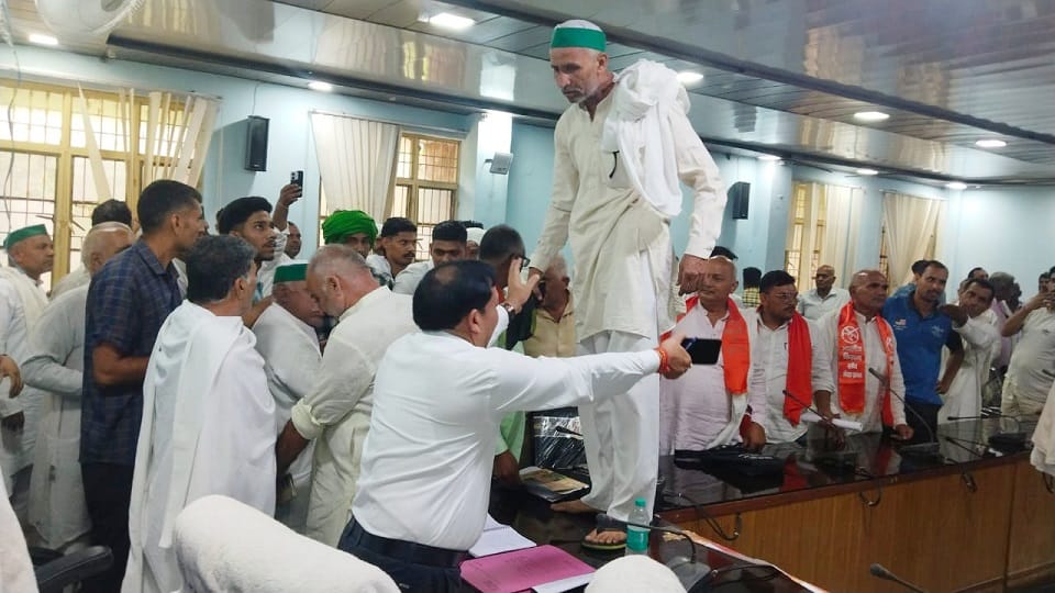 Baghpat: Clash on Farmer's Day, BKU Tikait worker punches non-political District President and breaks his nose
