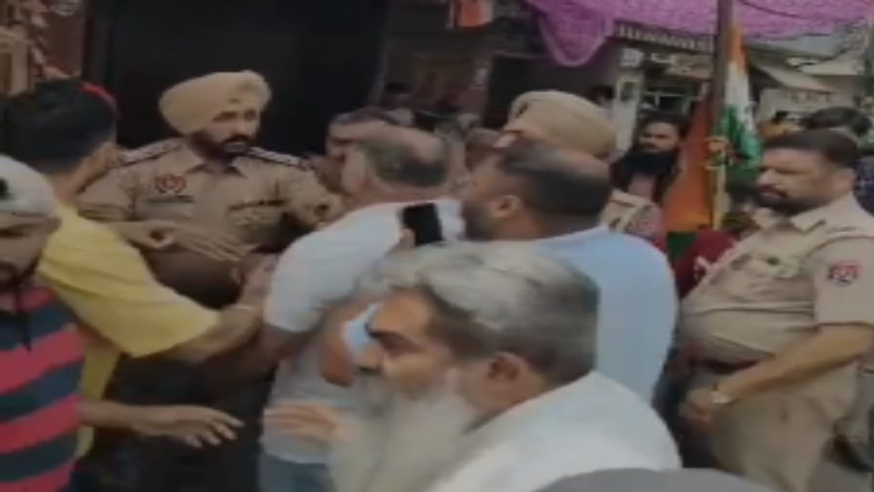Clash between congress leader Bharat Bhushan Ashu and police in Ludhiana see video