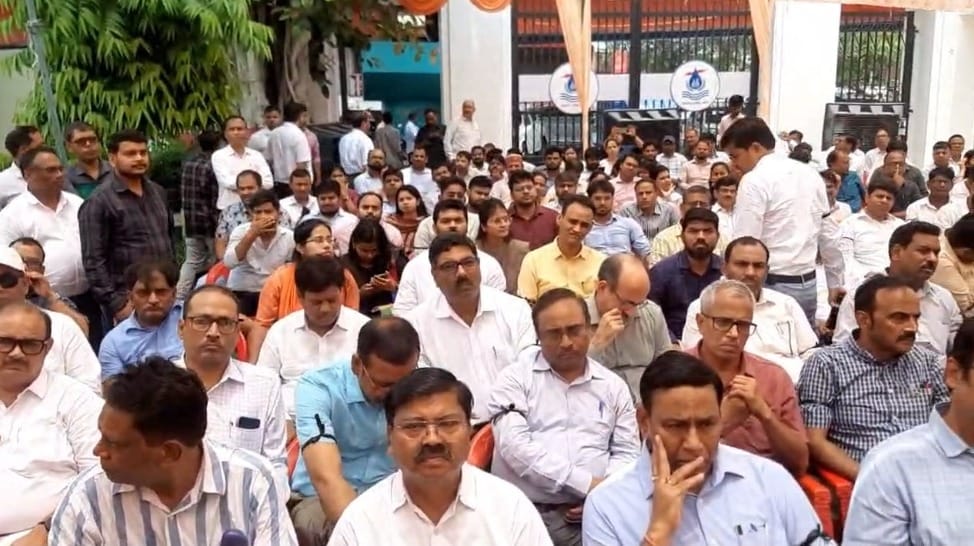 UP: Engineers mobilized against Azamgarh District Magistrate