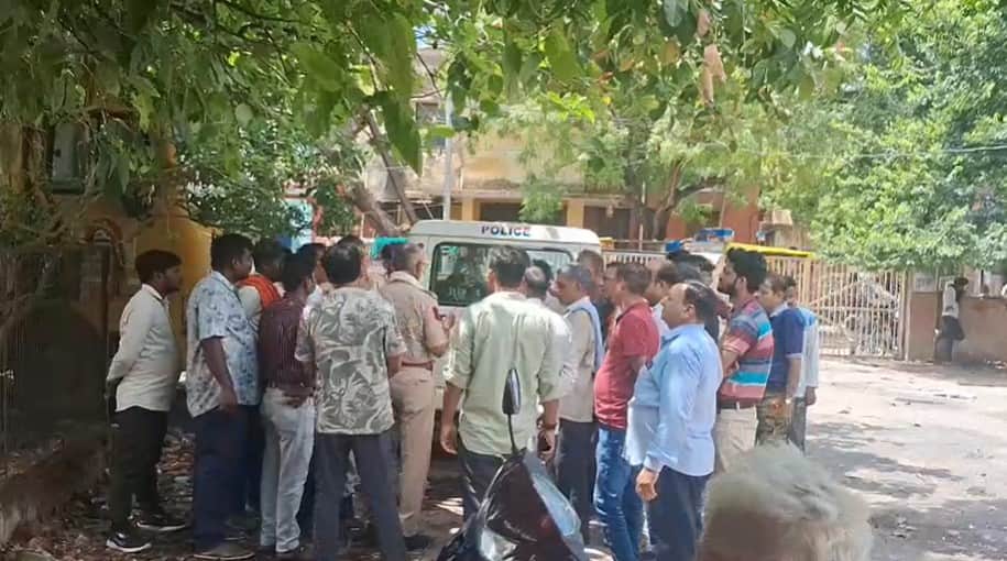 मौके पर जुटी भीड़