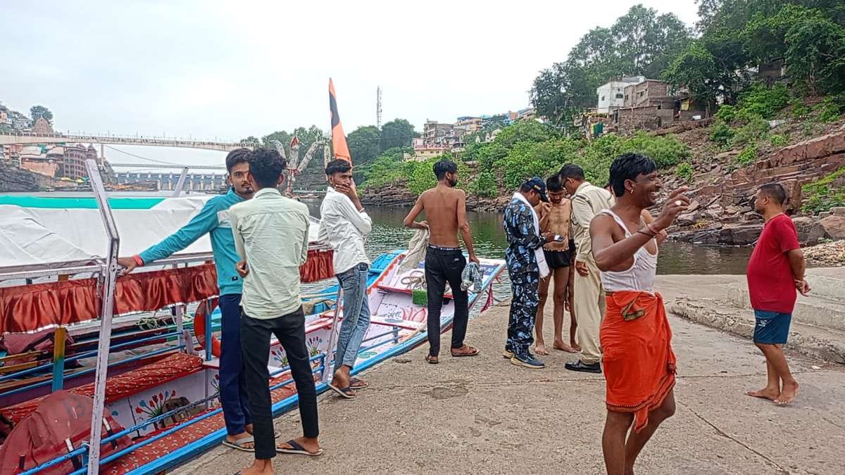 Major accident averted in Omkareshwar, three people trapped in Narmada river were rescued safely
