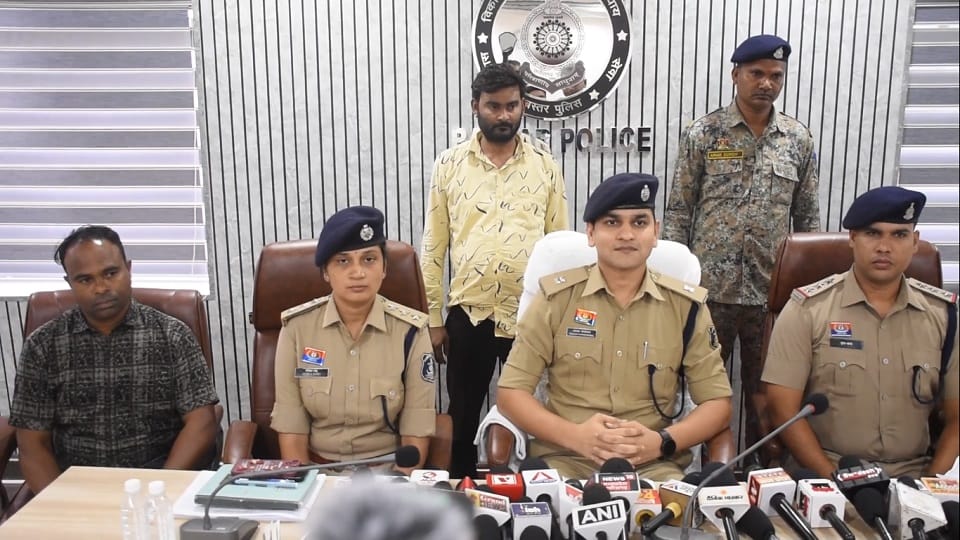 पुलिस की गिरफ्त में आरोपी