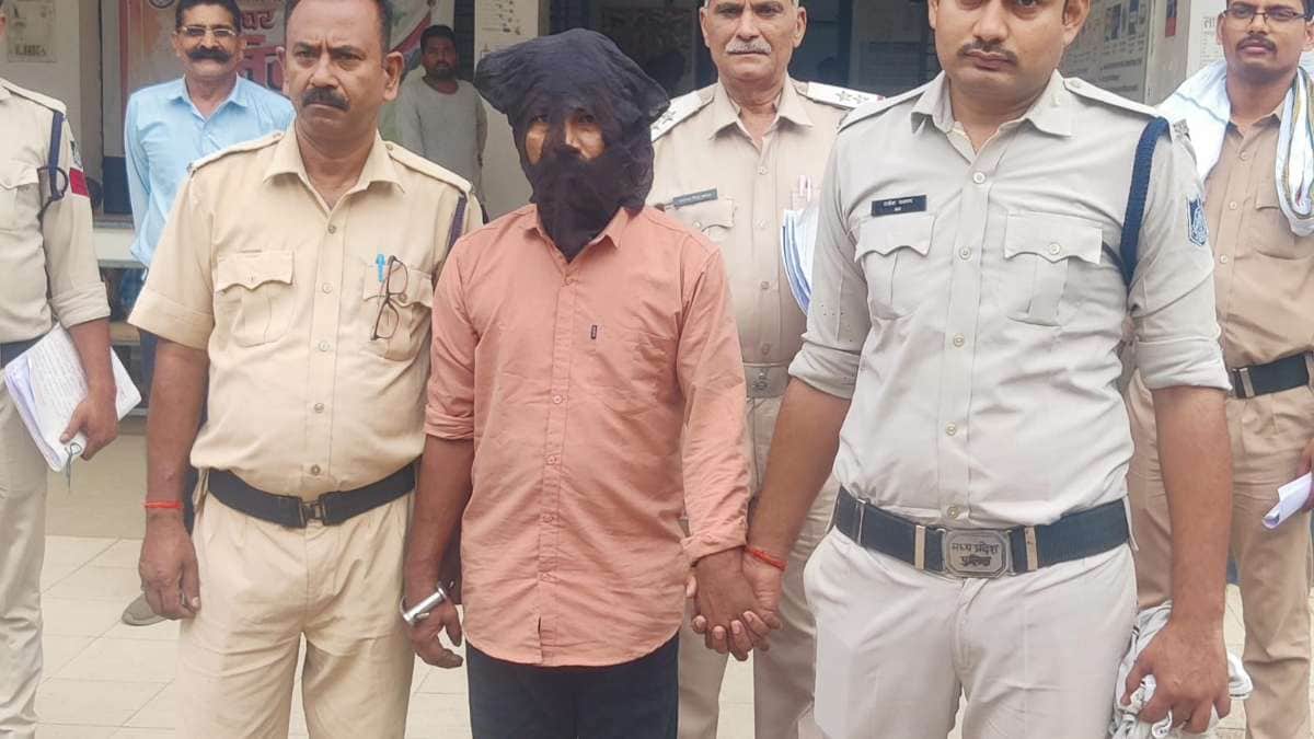 पुलिस की गिरफ्त में आरोपी