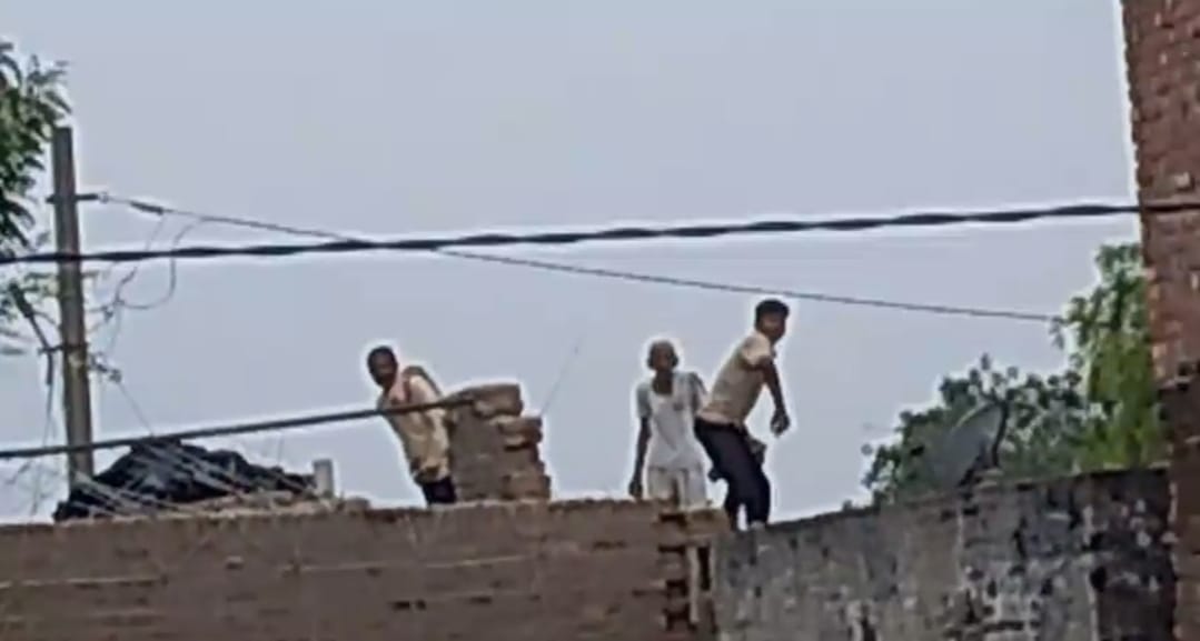 Clashes and firing between two parties over drying of corn in temple in etah