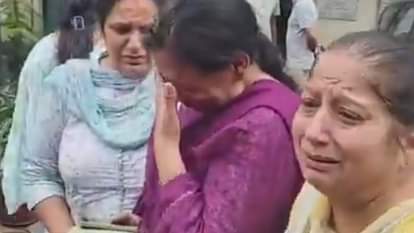 बिलखते परिजन।