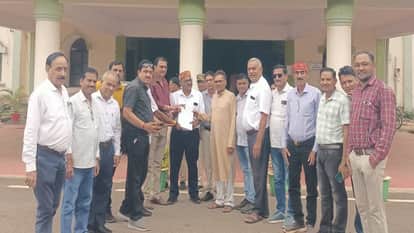 13 point demands including dearness allowance employees submitted memorandum to the collector in the name of C