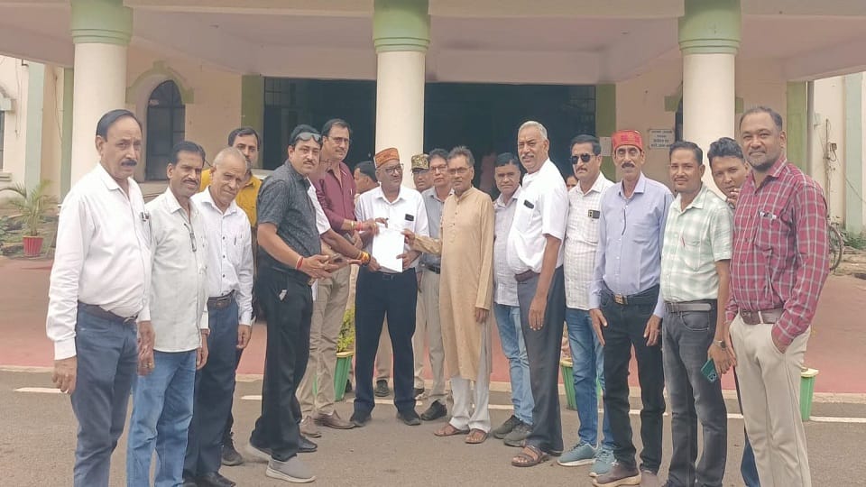 13 point demands including dearness allowance employees submitted memorandum to the collector in the name of C