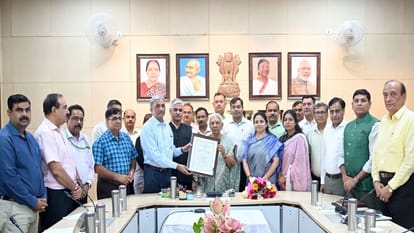 Meerut: Governor honored the Vice Chancellor and his team on getting A grade from NAAC