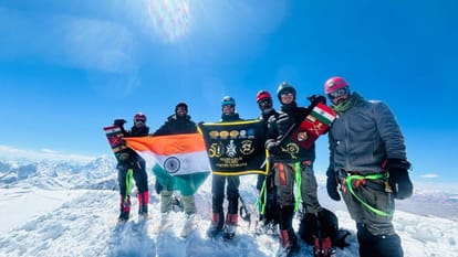 Galwan Valley: The army hoisted the tricolor on two high peaks of Ladakh, paid tribute to the martyrs of Galwa