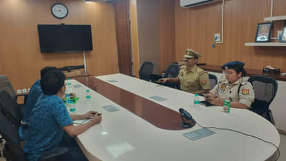 सड़क सुरक्षा और यातायात प्रबंधन पर बातचीत करते प्रो. प्रणमेश चक्रवर्ती, प्रो.आदित्य साथ में एडीसीपी