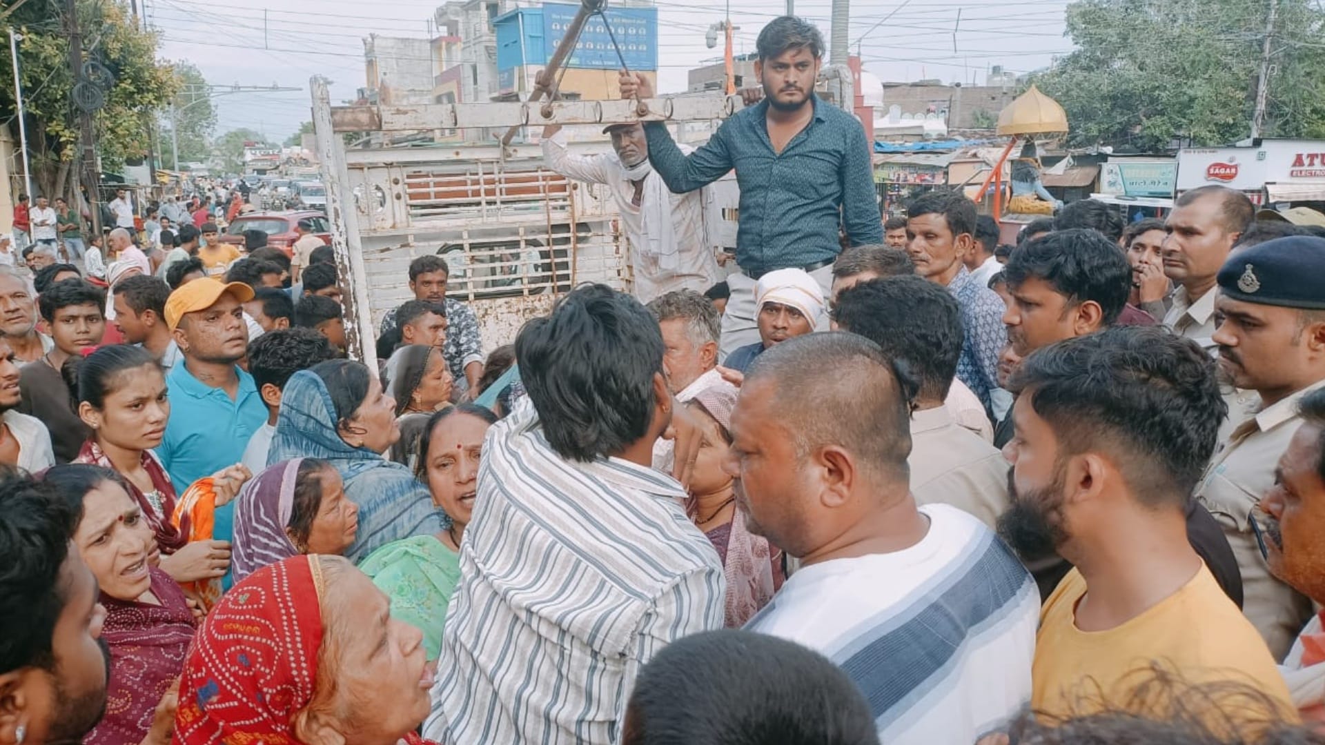 young man committed suicide in Maheshwar, allegations were made against husband of city council president