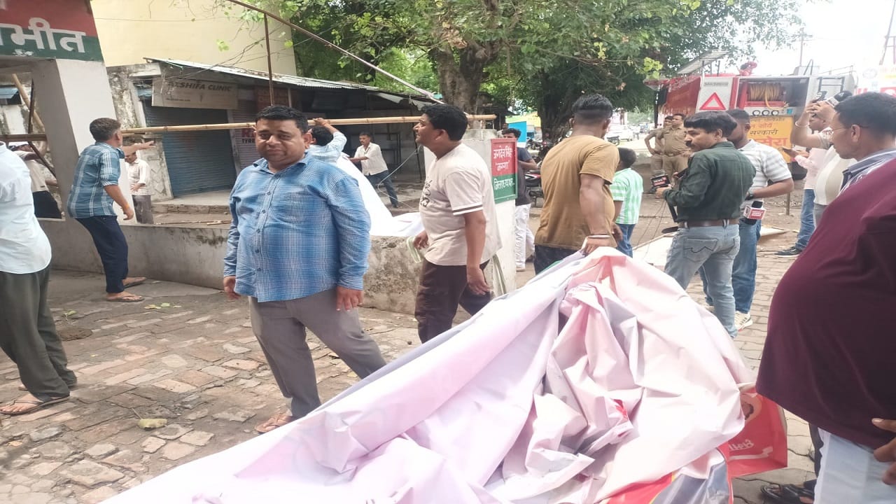 Administration vacated SP office in Pilibhit SP workers were detained for three hours