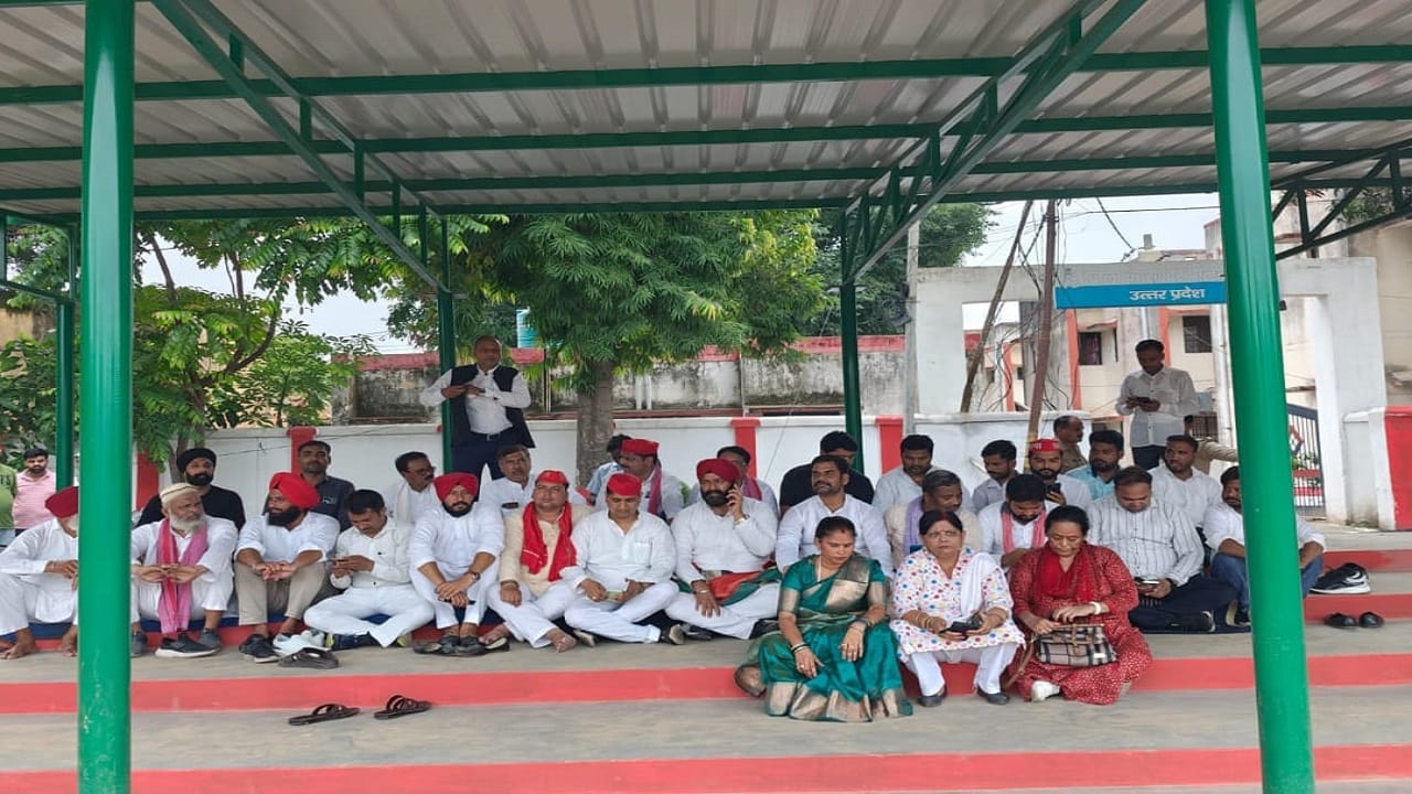 Administration vacated SP office in Pilibhit SP workers were detained for three hours
