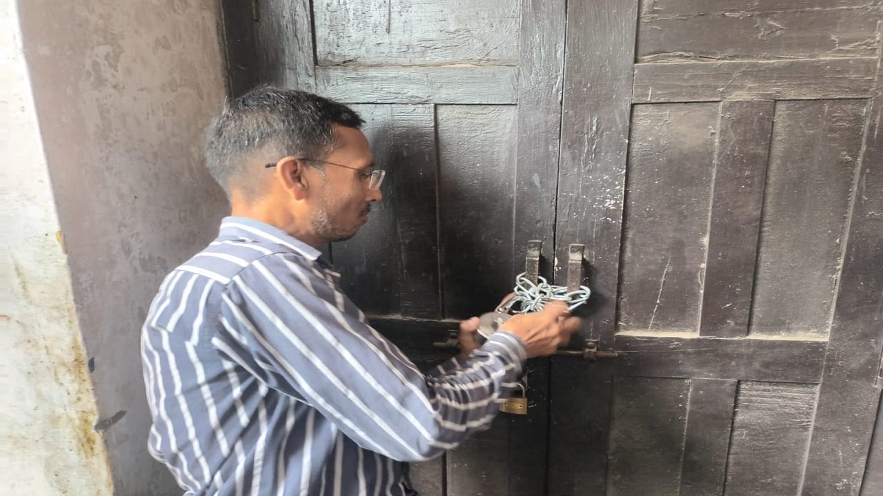 Administration vacated SP office in Pilibhit SP workers were detained for three hours