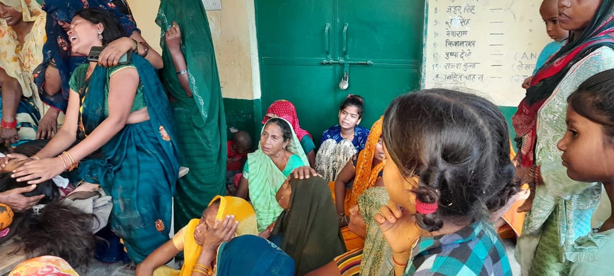 Girl student was sleeping on the floor in the room, death came crawling