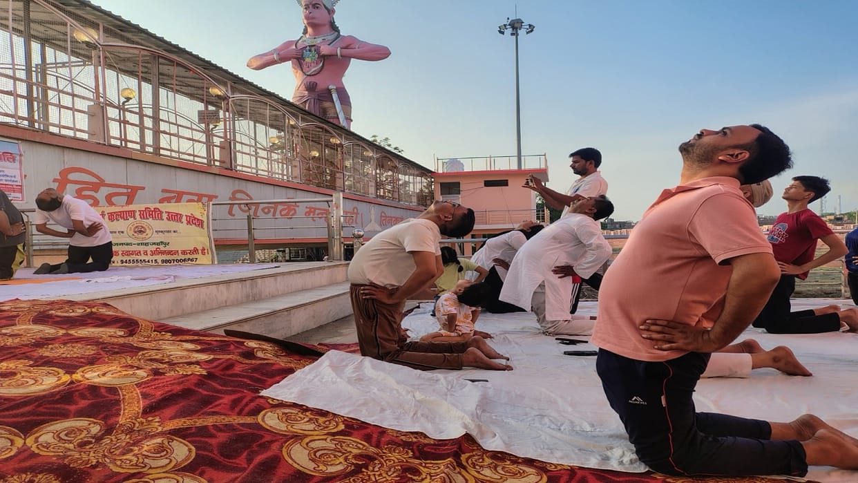 People performed yoga asanas at Hanumat Dham in Shahjahanpur