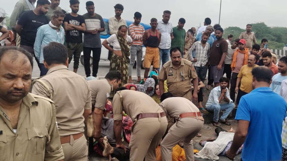 A loader vehicle lost control and overturned in Agra four people including three friends died