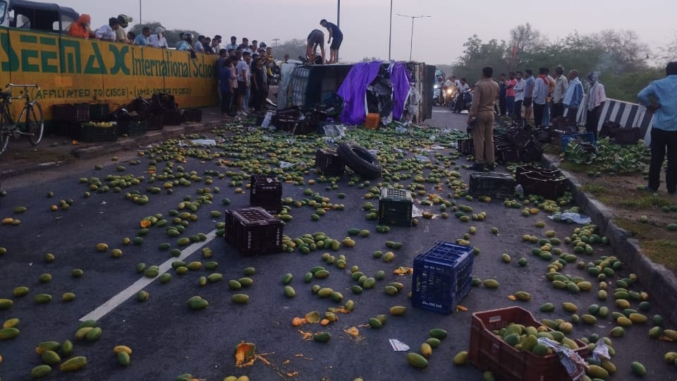 A loader vehicle lost control and overturned in Agra four people including three friends died