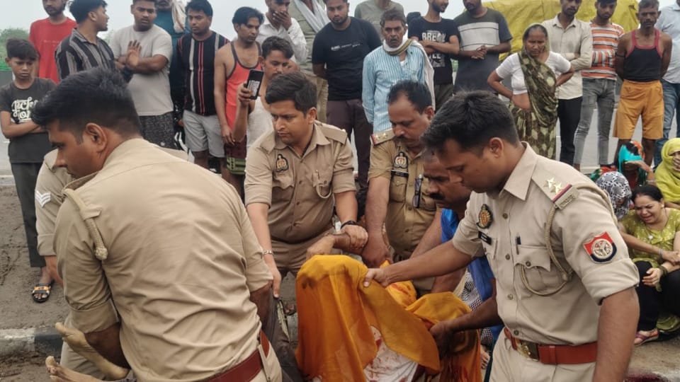 A loader vehicle lost control and overturned in Agra four people including three friends died