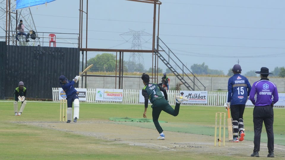 Meerut Sports News: Super Smashers won the match by 8 wickets due to Ravi's explosive century.