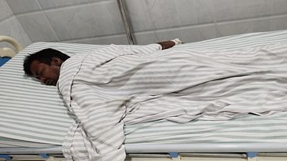 Meerut: सुसाइड करने वाली प्रेमिका का अंतिम संस्कार, खुद को आग लगाने वाले प्रेमी की हालत गंभीर, ये है मामला Meerut: Last rites of girlfriend who committed suicide, condition of boyfriend who set himself on fire is crit
