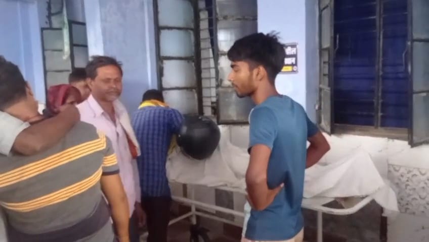 Vaishali Bihar News : couple going fetch fodder for cattle electrocuted husband died wife seriously injured
