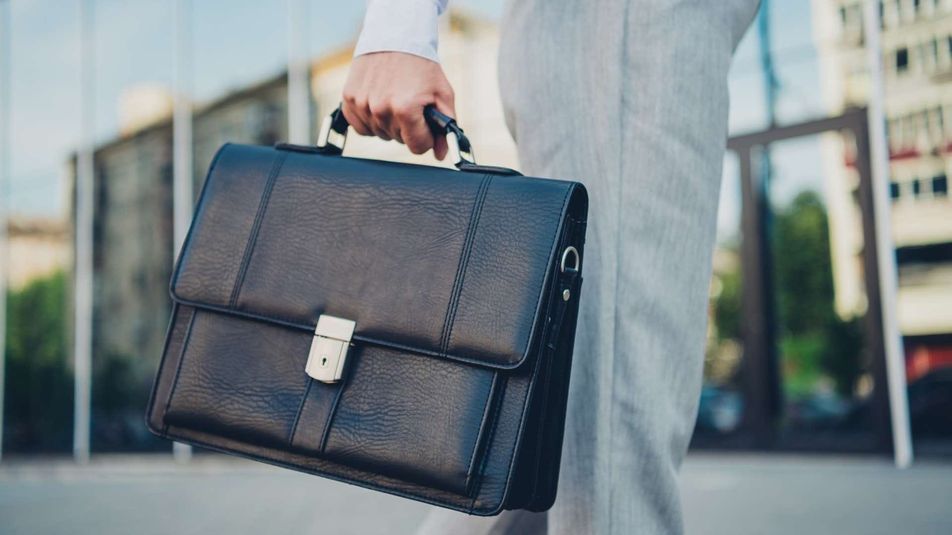 vastu rules for office avoid to keep these things in your office bag me kya nahi rakhna chahiye