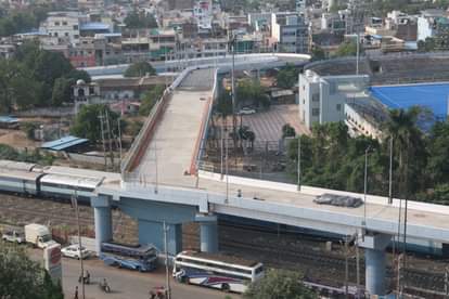 भोपाल के 90 डिग्री वाले ब्रिज पर लोग अब फोटो खिंचवाने पहुंच रहे हैं।