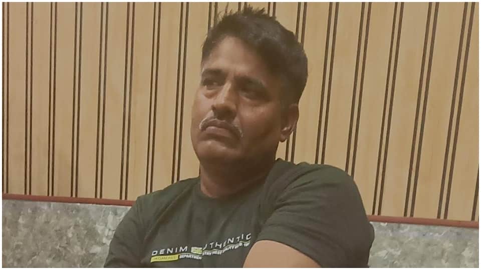 एसीबी की गिरफ्त में आरोपी एएसआई पृथ्वीराज ।