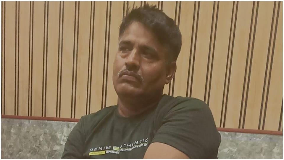 एसीबी की गिरफ्त में आरोपी एएसआई पृथ्वीराज ।