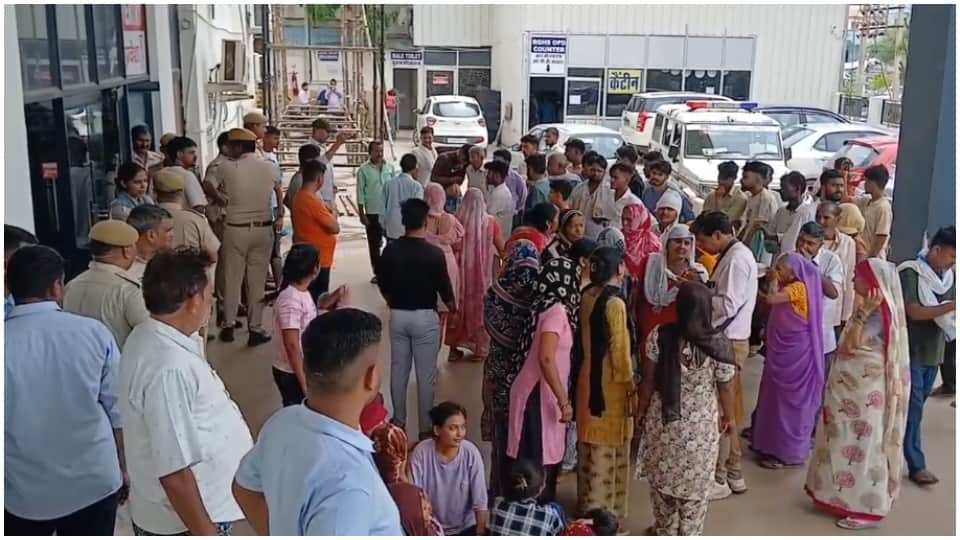 अस्पताल में हंगामा करते परिजन।