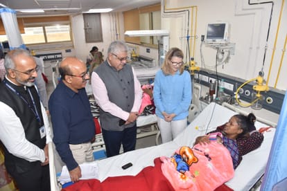 मरीजों से चर्चा करतीं सिंथिया मैककेफ्री
