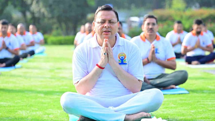 Dehradun: सीएम ने अधिकारियों-कर्मचारियों के साथ किया योगाभ्यास, बोले-योग को नियमित दिनचर्या का हिस्सा बनाएं