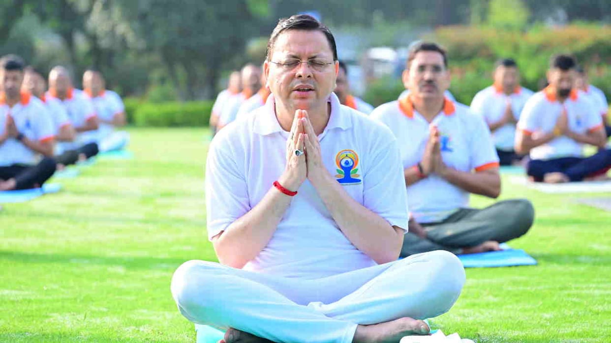 CM Dhami did yoga with officers- employees in the CM residence complex called for adopting yoga