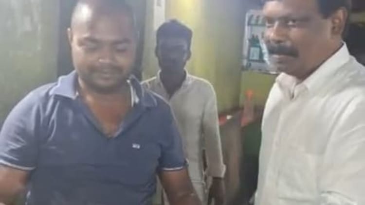 Bihar: चाय की दुकान पर लौंगलता बनाते दिखे बिहार के अपर मुख्य सचिव, Video वायरल; सादगी की मिसाल बने IAS अधिकारी