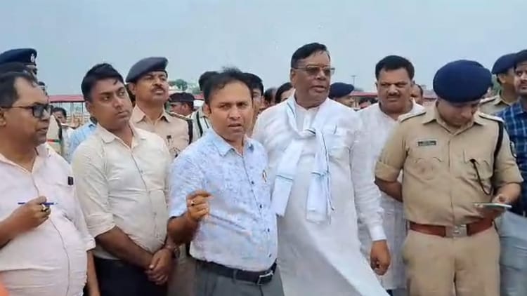 Bihar: श्रावणी मेला को लेकर जिलाधिकारी ने सुल्तानगंज का किया निरीक्षण, तैयारियों को लेकर दिए आवश्यक निर्देश