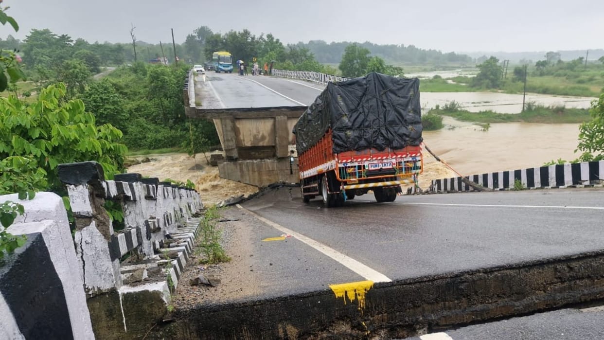 Jharkhand News: Bridge on Khunti-Simdega road collapsed due to heavy rain