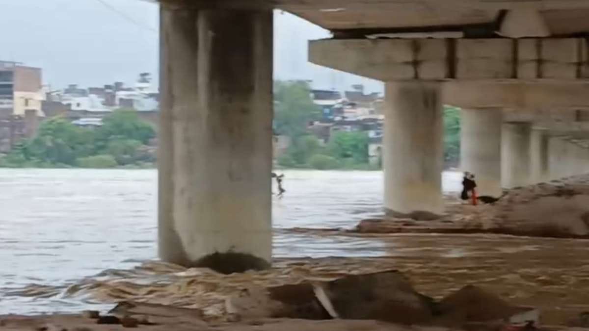 water level of the Falgu river suddenly rose, two dozen people were trapped, all were evacuated safely
