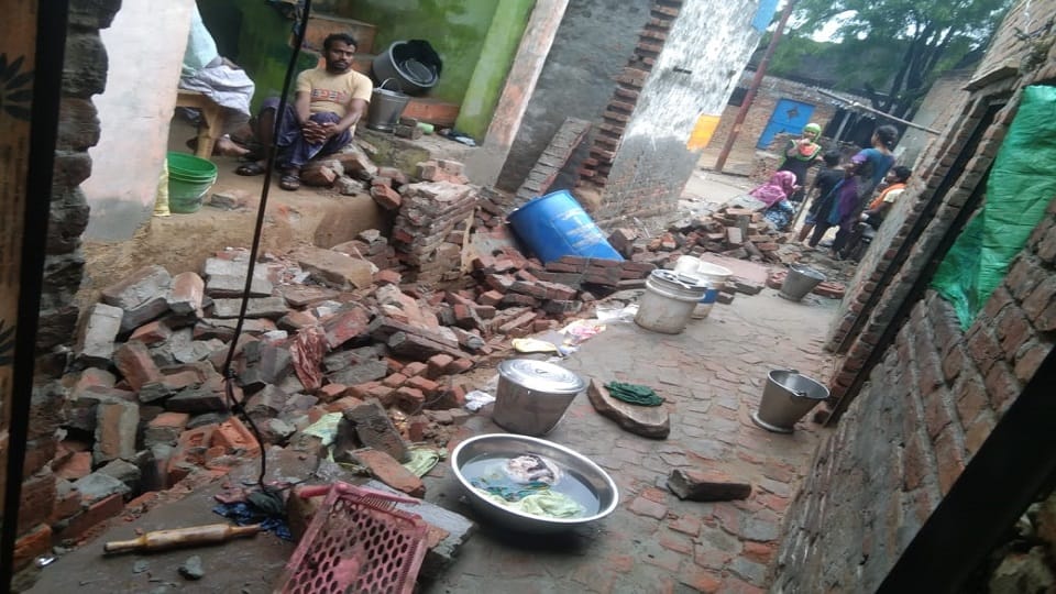 Wall collapsed in the rain, four injured