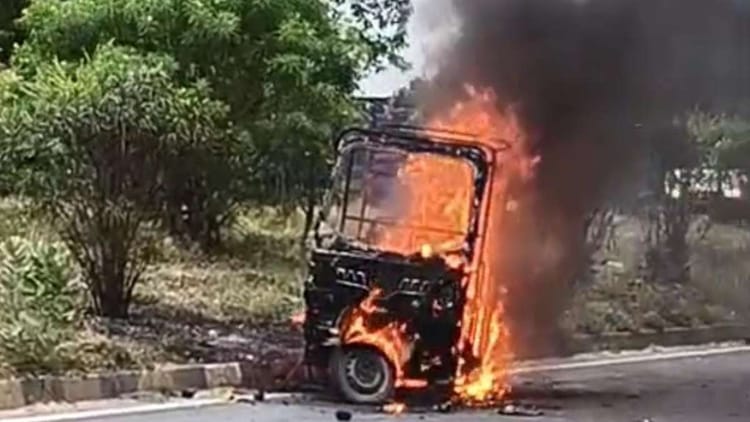 Bihar News: मुजफ्फरपुर में बैटरी ऑटो में लगी आग, एक की जिंदा जलकर मौत, चार झुलसे