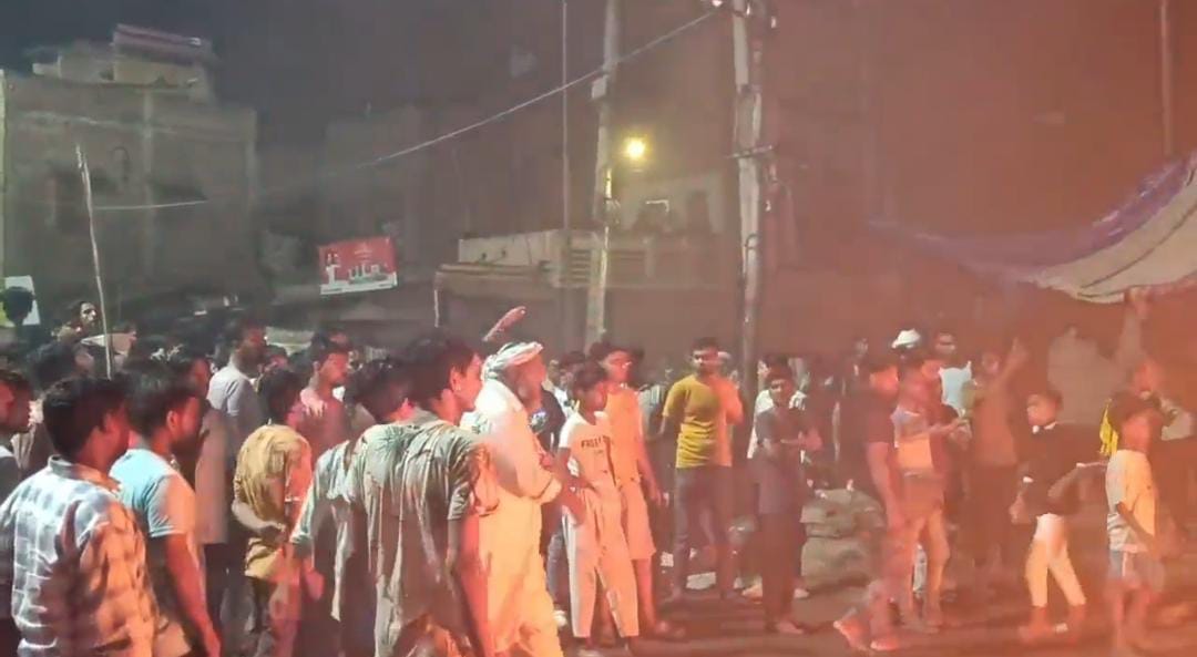 घटनास्थल पर जुटी भीड़
