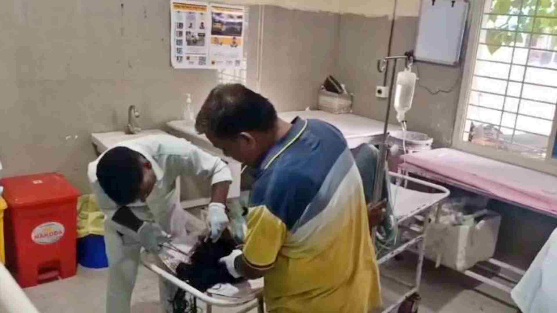 घायलों को लाया गया अस्पताल।