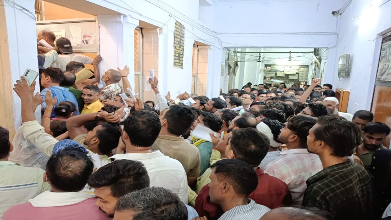 Crowd gathered at the photo affidavit center temporarily opened in the High Court Bar Association