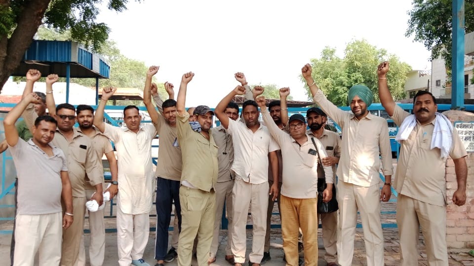 Haryana Roadways blocked in protest against assault on driver in Fatehabad