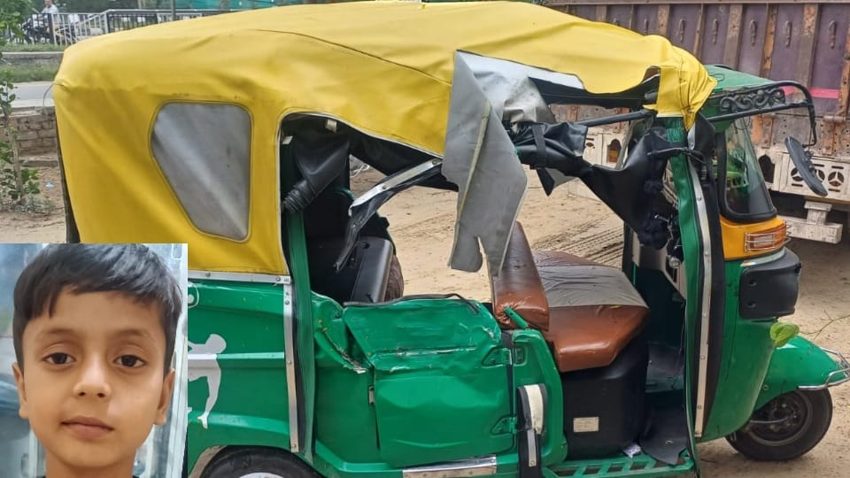 Truck hit auto six year old child dies in accident in Fatehgarh Sahib