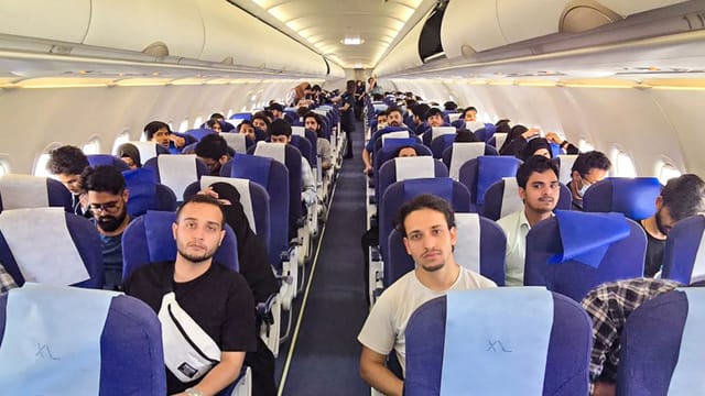 ईरान से भारत लाए गए भारतीय छात्र।