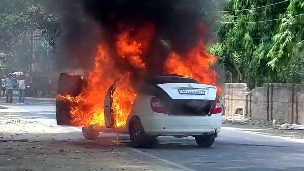 moving car suddenly caught fire, the driver saved his life by running away