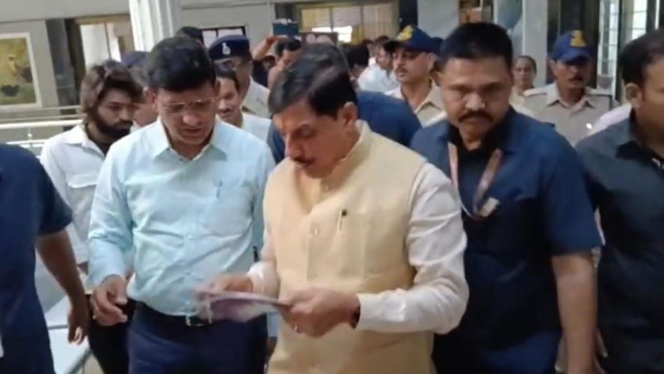 Indore News: CM's Sudden Visit to Collector Office Shocks Everyone Amidst Bad Weather