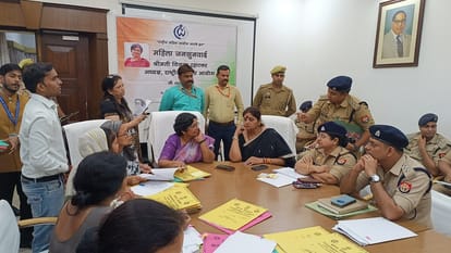 जनसुनवाई करतीं राष्ट्रीय महिला आयोग की अध्यक्ष।